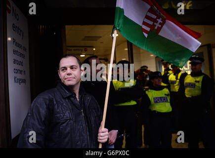 Die Anhänger von Gabor Vona, dem Führer der rechtsextremen ungarischen Jobbik-Partei, versammeln sich in Holborn im Zentrum von London. Stockfoto