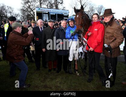 Gewinnen von Verbindungen, darunter der Jockey Ruby Walsh und Trainer Willie Mullins (rechts) mit Hurrikan Fly im Paradering, nachdem er die Hürde des irischen BHP Insurance Champions während des Januar-Jumps-Wochenendes auf der Leopardstown Racecourse, Dublin, Irland, gewonnen hatte. Stockfoto