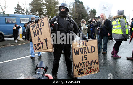 Anti-Fracking-Demonstranten marschieren in Richtung Barton Moss, Greater Manchester, wo eine Fracking-Stelle nach Schiefergas sucht. Stockfoto