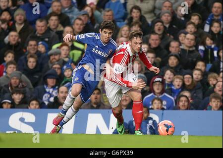 Fußball - FA Cup - vierte Runde - Chelsea gegen Stoke City - Stamford Bridge. Marko Arnautovic von Stoke City und Emboaba Oscar von Chelsea (links) kämpfen um den Ball Stockfoto