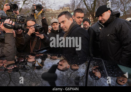 Gabor Vona (Mitte), der Vorsitzende der rechtsextremen ungarischen Jobbik-Partei, spricht an der Speakers' Corner im Londoner Hyde Park an Unterstützer. Stockfoto