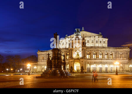 Semperoper mit Panther-Quadriga und Weihnachtsbaum mit der Vorderseite des König - Johann - Denkmal, Dresden, Deutschland, Sachsen, Sa Stockfoto