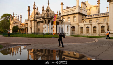 Der Royal Pavilion in Brighton spiegelt sich in einer Lache des Wassers, East Sussex, England UK Stockfoto