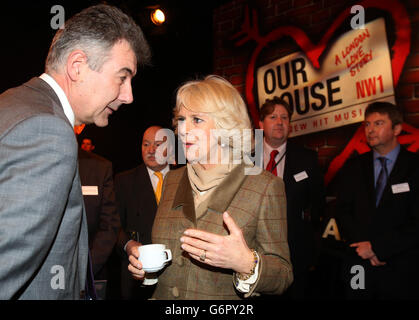 Die Herzogin von Cornwall trifft auf Mitarbeiter während eines Empfangs im Palace Theatre in Westcliff-on-Sea in Essex. Stockfoto