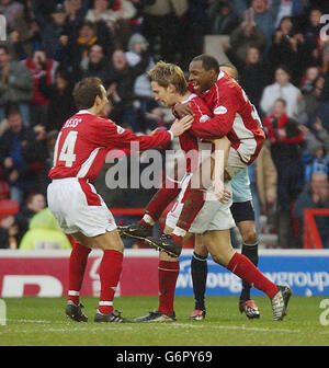 Nottingham Forest Gareth Taylor feiert das dritte Tor seiner Mannschaft gegen Walsall während des Spiels der Nationwide Division One am City Ground, Nottingham, am Samstag, 14. Februar 2004. KEINE INOFFIZIELLE NUTZUNG DER CLUB-WEBSITE. Stockfoto