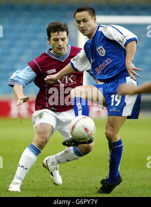 Burnleys Robbie Blake (links) in Aktion mit Dennis Wise von Millwall, während des 5. Runde Spiels des FA Cup im New Den, Millwall, Samstag, 14. Februar 2004. KEINE INOFFIZIELLE CLUB-WEBSITE. Stockfoto