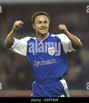 Millwall's Dennis Wise feiert nach dem Sieg 1-0 gegen Burnley, während der FA Cup 5. Runde Spiel in der New Den, Millwall, Samstag, 14. Februar 2004. KEINE INOFFIZIELLE CLUB-WEBSITE. Stockfoto