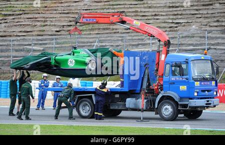 Der Caterham von Marcus Ericsson wird auf einen LKW verladen, nachdem er während einer Testrunde, während des Formel-1-Tests 2014 auf dem Circuito de Jerez, Jerez, Spanien, angehalten wurde. Stockfoto