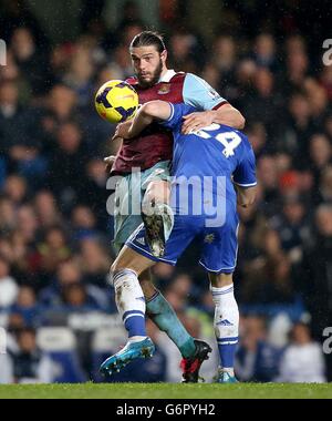 Andy Carroll von West Ham United (links) und Gary Cahill von Chelsea kämpfen um den Ball Stockfoto