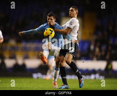 Stevan Jovetic von Manchester City (links) und Nabil Bentaleb von Tottenham Hotspur (rechts) kämpfen um den Ball Stockfoto