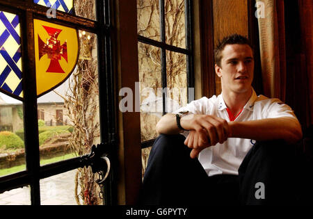 Chris Jones von England und Sale entspannt sich im Team-Hotel in Surrey. Jones traf bei seinem Debüt gegen Italien. England wird am Samstag beim RBS 6 Nations-Spiel gegen Schottland treten. Stockfoto
