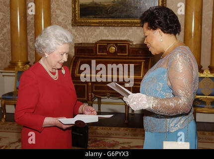 Die britische Königin Elizabeth II. Spricht mit ihrer Exzellenz, der Hochkommissarin für Trinidad und Tobago, Frau Glenda Morean-Phillip, nachdem sie ihr Beglaubigungsschreiben bei einer privaten Audienz im Buckingham Palace überreicht hat. Stockfoto