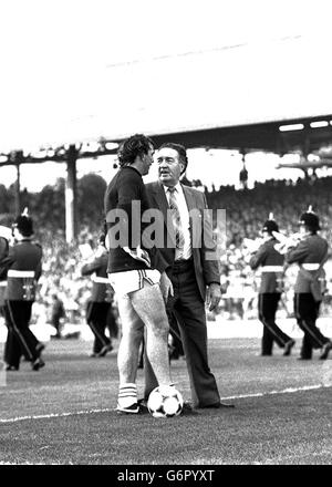 Schottlands legendärer Fußballmanager Jock Stein (rechts) plaudert vor dem WM-Spiel im Ninian Park, Cardiff, mit dem walisischen Torwart Neville Southall. Stein brach zusammen und starb, als der entscheidende Qualifikator gegen Wales vom letzten Pfiff erloschen war. Stockfoto