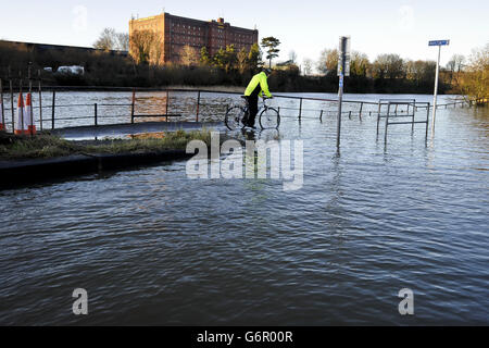 Der Fluss Avon in Bristol überflutet die umliegenden Straßen. Stockfoto