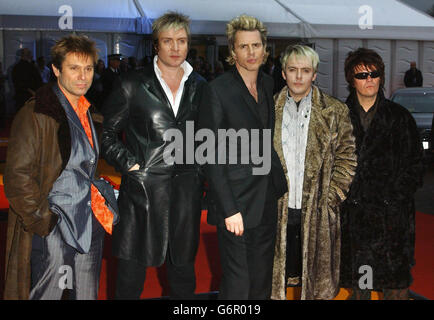 Die Popgruppe Duran Duran, links-rechts, Roger Taylor, Simon Le Bon, John Taylor, Nick Rhodes und Andy Taylor kommen zu den jährlichen Brit Music Awards 2004 in Earls Court, London. Die Gruppe erhält einen 'Life Time Achievement Award' 21/02/04: Die Poplegenden Duran Duran könnten morgen zum ersten Mal seit einem Jahrzehnt in die Top Ten der britischen Albumcharts aufgenommen werden. Die Stars der Briten veröffentlichten am Montag ihr Greatest Hits Album in Erwartung ihres herausragenden Beitragspreises. Stockfoto