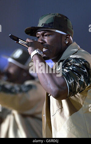 KEINE VERKAUFSFÖRDERUNG. Rapper 50 Cent spielt live während der jährlichen Brit Awards 2004 im Earls Court im Südwesten Londons. Stockfoto