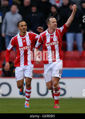 Charlie Adam von Stoke City (rechts) feiert den Torstand gegen Manchester United während des Barclays Premier League-Spiels im Britannia Stadium, Stoke. Stockfoto