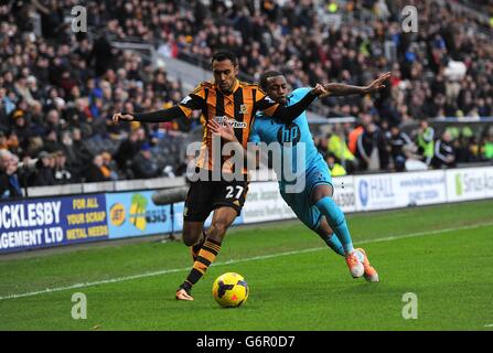 Fußball - Barclays Premier League - Hull City / Tottenham Hotspur - KC Stadium. Danny Rose von Tottenham Hotspur (rechts) und Ahmed Elmohamady von Hull City (links) kämpfen um den Ball. Stockfoto