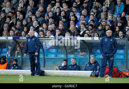 Fußball - Sky Bet Championship - Leeds United / Huddersfield Town - Elland Road. Im Dugout für Nigel Gibbs von Leeds United und Neil Redfearn (rechts) während des Sky Bet Championship-Spiels in der Elland Road, Leeds. Stockfoto