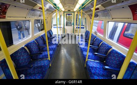 Leere Passagiersitze in einem U-Bahn-Zug in London, da Pendler einem 48-stündigen U-Bahn-Streik gegenüberstehen, der heute Abend beginnt. Stockfoto