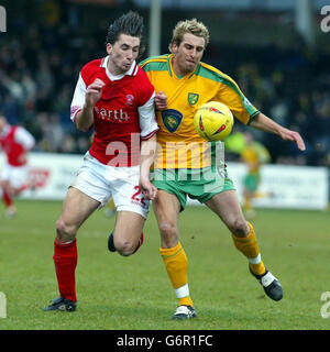 Shaun Barker (links) von Rotherham United steht im Kampf gegen Darren Huckerby aus Norwich City während ihres Nationwide Division One-Spiels auf Rotherhams Millmoor-Boden. KEINE INOFFIZIELLE NUTZUNG DER CLUB-WEBSITE. Stockfoto