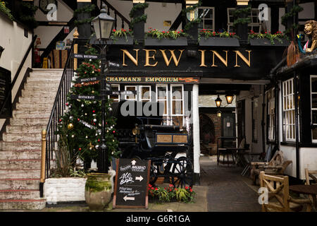 UK, Gloucestershire, Gloucester, Northgate Street, Weihnachtsbaum im Innenhof des galleried 1450 New Inn Stockfoto