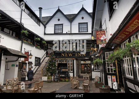 UK, Gloucestershire, Gloucester, Northgate Street, Weihnachtsbaum im Innenhof des galleried 1450 New Inn Stockfoto