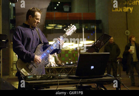 Angeführt von Zepplins John Paul Jones während des Musicircus der BBC, einer Veranstaltung, die von John Cages radikaler Sicht auf zeitgenössische Musik und soziale Themen im Barbican Centre in London inspiriert wurde. Stockfoto