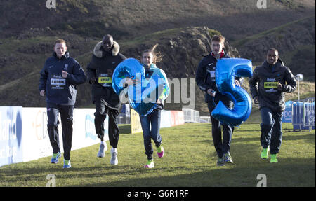 (Links-rechts) der britische Andy Vernon, der Kenianer Asbel Kiprop, Frances' Sophie Duarte, der US-Amerikaner Bobby Mack und die Äthiopierin Kenenisa Bekele während einer Fotozelle im Holyrood Park, Edinburgh. Stockfoto