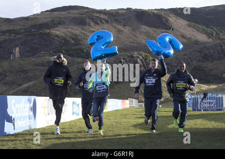 (Links-rechts) Kenias Asbel Kiprop, Großbritanniens Andy Vernon, Frances' Sophie Duarte, Bobby Mack aus den USA und Kenenisa Bekele aus Äthiopien während einer Fotozelle im Holyrood Park, Edinburgh. Stockfoto