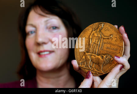 Gabrielle McDonnell, dessen Großonkel John Reilly 1917 in Ypern starb, hält eine Gedenktafel, die als „Dead man's Penny“ bekannt ist und nach dem Ersten Weltkrieg an die Angehörigen aller britischen und britischen Dienstmitarbeiter ausgegeben wurde, die infolge des Krieges getötet wurden, Bei der Veröffentlichung der digitalen Aufzeichnungen des World war One Memorial in Irland im EMEA-Hauptsitz von Google in Dublin. Stockfoto