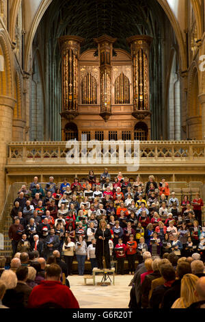 UK, Gloucestershire, Gloucester, Kathedrale, informelle Mittagessen Konzert von NHS Arbeitnehmers Pflege Chor unter der Orgel Stockfoto