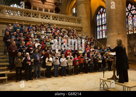 UK, Gloucestershire, Gloucester, Kathedrale, informelle Mittagessen Konzert von NHS Arbeitnehmers Pflege Chor Stockfoto