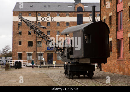 UK, Gloucestershire, Gloucester Docks, alte Dampf angetriebene Kran unter restaurierten Lagerhallen Stockfoto