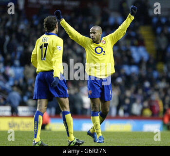 Thierry Henry von Arsenal feiert den Sieg mit edu (links) bei der Schlusspfeife, nachdem Henrys zwei Tore Aston Villa 2-0 im FA Barclaycard Premiership Match in Villa Park, Birmingham, besiegt hatten. Stockfoto