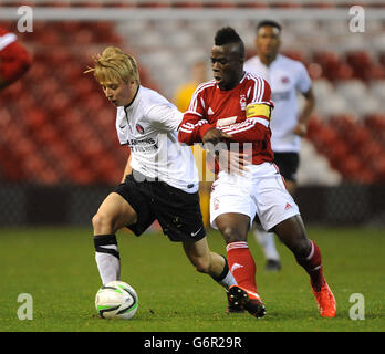 Fußball - FA Youth Cup - Dritte Runde - Nottingham Forest / Charlton Athletic - City Ground. Wilfried Nahore (rechts) und George Lapplie (links) von Charlton Athletic kämpfen im Nottingham Forest um den Ball. Stockfoto