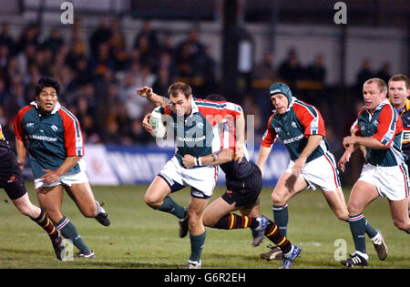 Jaco Van der Westhuyzen von Leicester schlägt ein Tackle von Jason Forster von Gwent während des Heineken Cup Pool One-Spiels bei der Rodney Parade in Newport. Stockfoto