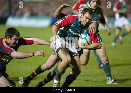 Leicester Jaco van der Westhuyzen bricht an Gwents Hal Luscombe (L) und Peter Sidoli vorbei, um während des Heineken Cup Pool One-Spiels bei der Rodney Parade in Newport ein Tor zu schießen. Stockfoto