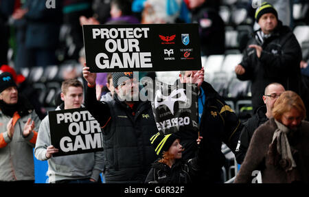 Rugby Union - Heineken Cup - Pool One - Ospreys gegen Northampton Saints - Liberty Stadium. Fans protestieren während des Heineken Cups gegen die Rettung des regionalen Rugby in Wales und spielen im Liberty Stadium in Swansea. Stockfoto