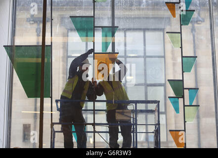 Graeme Raeburn (links) und Simon Hopkins installieren ein Werk des Turner-Preisträgers Martin Boyce am Eingang des neuen Reid-Gebäudes an der Glasgow School of Art, Glasgow. Stockfoto