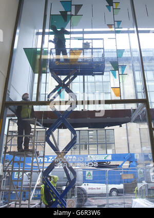 Graeme Raeburn (rechts) und Simon Hopkins installieren ein Werk des Turner-Preisträgers Martin Boyce am Eingang des neuen Reid-Gebäudes an der Glasgow School of Art, Glasgow. Stockfoto