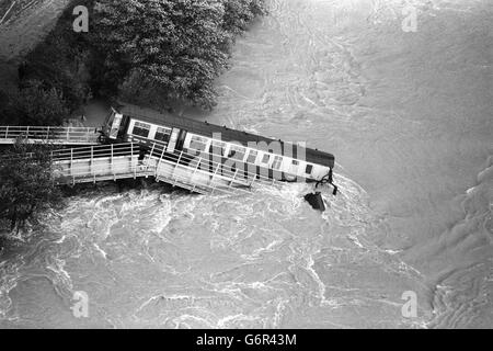 Luftaufnahme des Zuges auf den Überresten einer Brücke über den Fluss Towy in Wales, nachdem der vordere Wagen in den geschwollenen Fluss gestürzt war. Der Zug war der 5.20 Uhr Swansea nach Shrewsbury und der Vorfall ereignete sich in der Nähe des West Wales Dorf Glanrhyd. Stockfoto