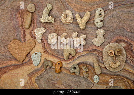 "ICH LIEBE FELSEN R GREAT!" Natürlich vorkommenden Strand Felsen aus Florida am Regenbogen Sandstein aus Indien Stockfoto