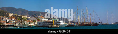 Panoramablick auf den Hafen von Marmaris in der Türkei. Stockfoto