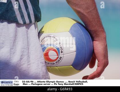 23-JUL-96 ... Atlanta Olympische Spiele .... Beachvolleyball, Männer ... Portugiesischer Server Stockfoto