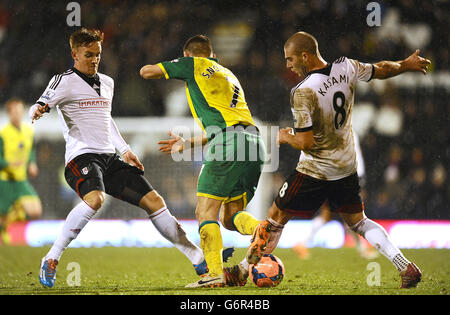 Fulhams Lasse Vigen Christensen und Pajtim Kasami (rechts) kombinieren zu Deny Norwich City's Robert Snodgrass (Mitte) Stockfoto