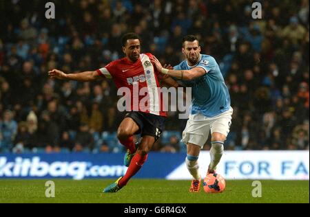 Alvaro Negredo (rechts) von Manchester City und Lee Williamson von Blackburn Rovers (links) kämpfen um den Ball Stockfoto