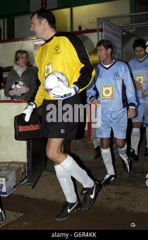 Der ehemalige TV-Moderator John Leslie (links) und Schauspieler Dean Gaffney während des Fash FC Celebrity Big Match Live 2004 auf dem Hendon Football Ground in Noth London. Bei dem Fußballspiel tritt das Team des ehemaligen Fußballers John Fashanu gegen ein Team von Prominenten an, das Barnados und Cancer Research UK unterstützt. Stockfoto