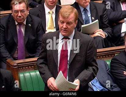 Der Vorsitzende der Liberaldemokraten Charles Kennedy spricht im Londoner Unterhaus während der Fragen des Premierministers. Stockfoto