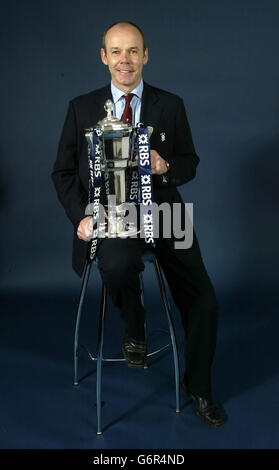 England Trainer Clive Woodward mit der RBS 6 Nations Trophy beim Start der RBS 6 Nations im TUC Congress Building in London. Stockfoto